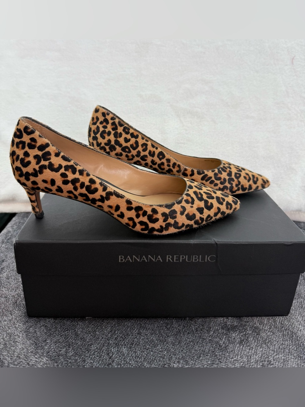 Banana Republic leopard print kitten heel pumps with a pointy toe Size 7